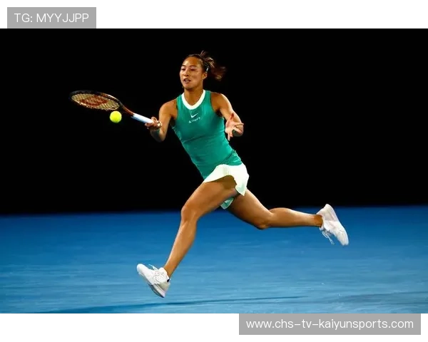 网球女将丢球拍捂脸笑